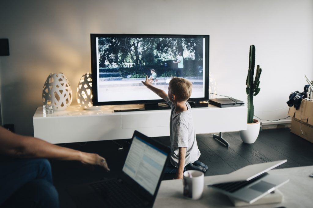 Wat is een smart-tv en hoe verbind je je smartphone ermee?