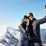 Koppel maakt gebruik van roaming op skivakantie