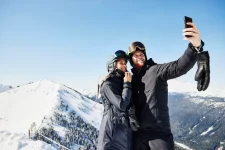 Koppel maakt gebruik van roaming op skivakantie