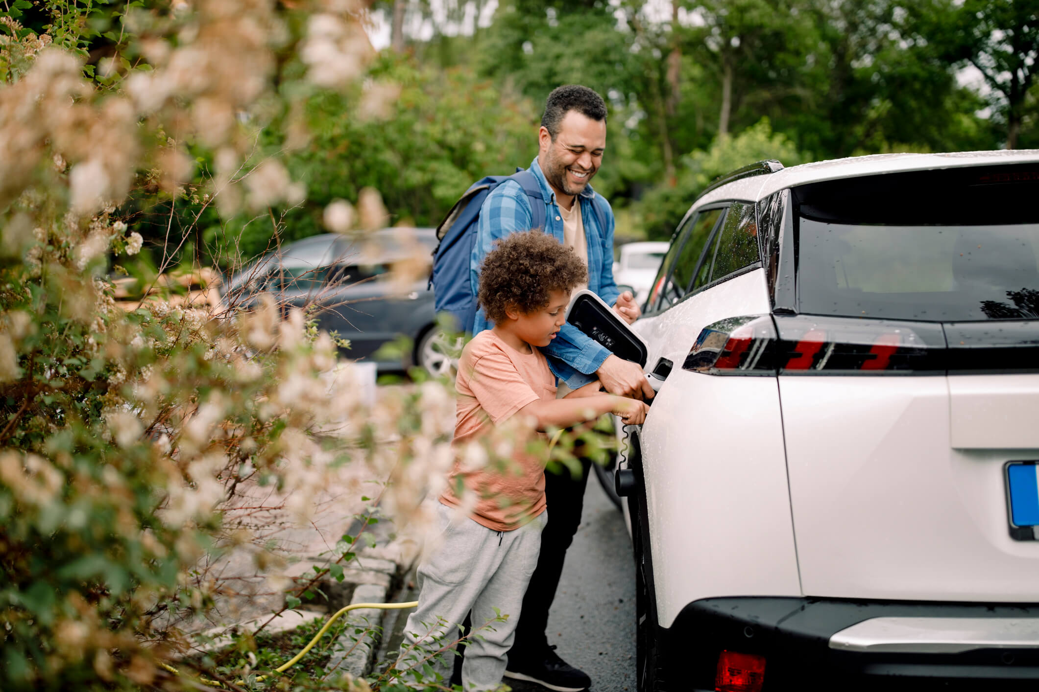 Op Wereldmilieudag rijden vader en zoon elektrisch