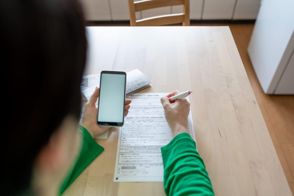 Man berekent of het voordelig is een smartphone met abonnement te kopen