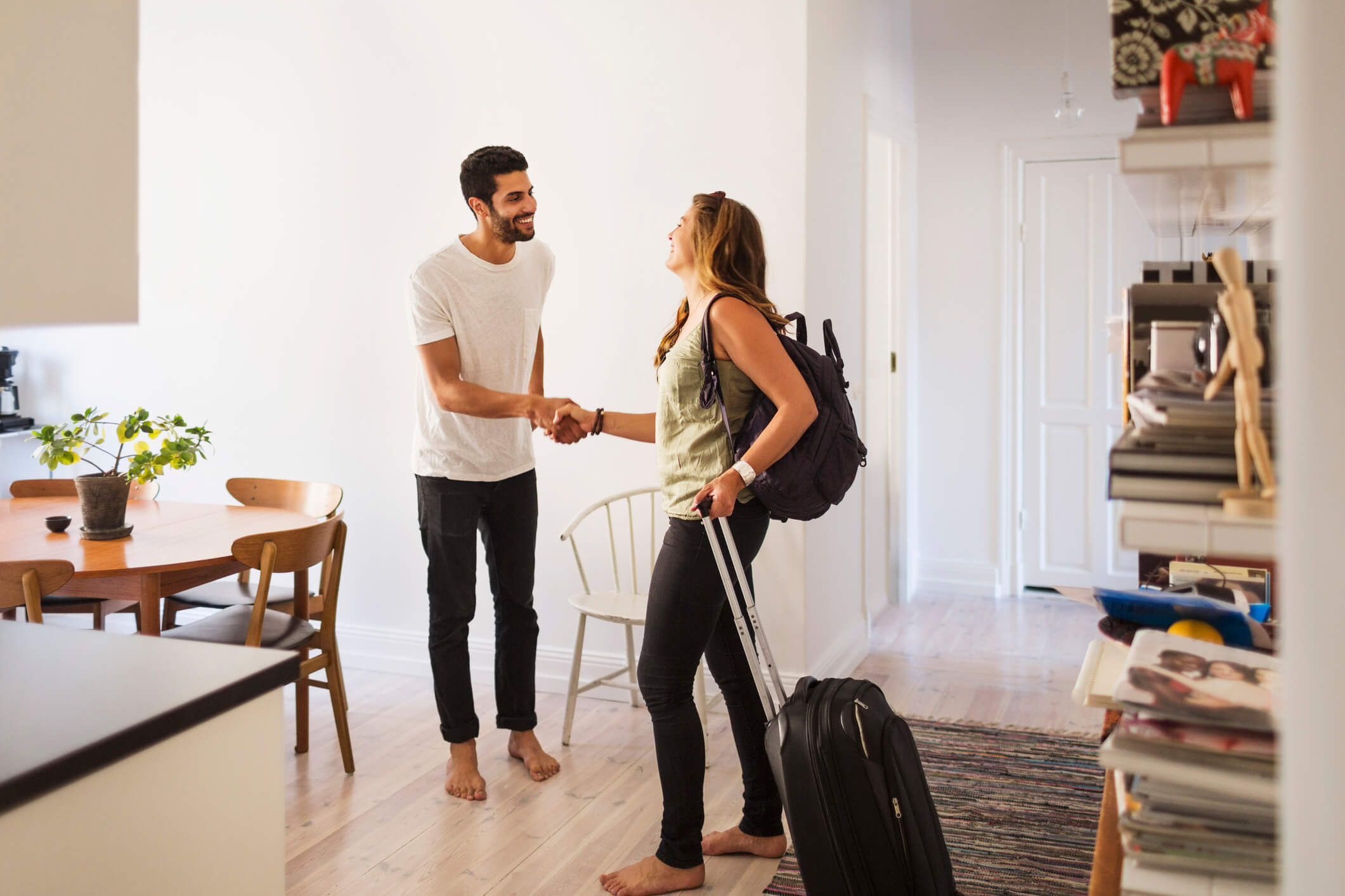 Vrouw ontmoet verhuurder van vakantiehuisje.