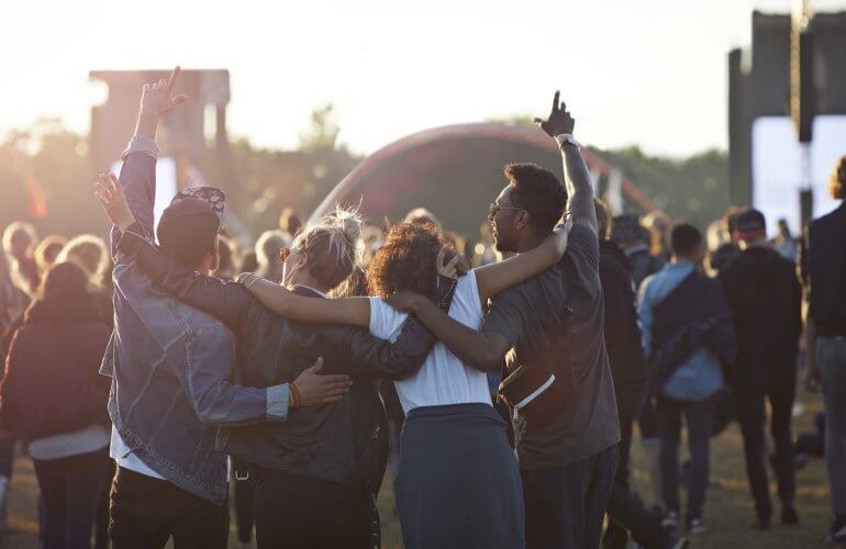 Vrienden genieten van een festival.