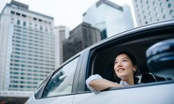 Vrouw rijdt met Aziatische auto.