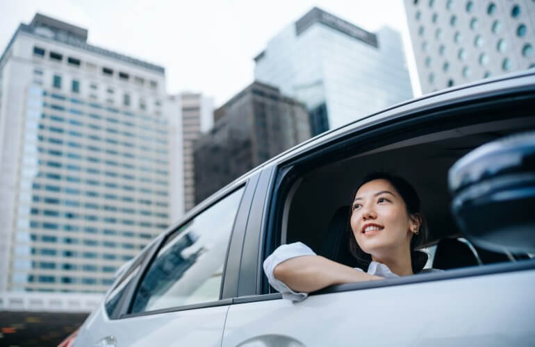 Vrouw rijdt met Aziatische auto.