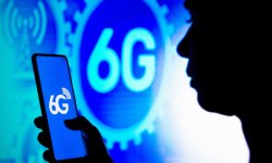 Vrouw maakt gebruik van het 6G-netwerk in België.