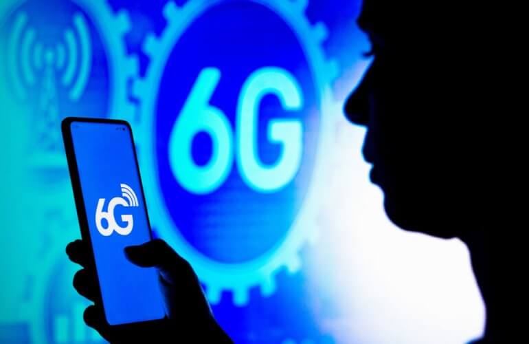 Vrouw maakt gebruik van het 6G-netwerk in België.