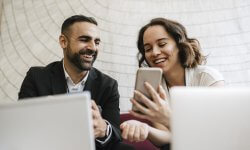 Vrouw en man bekijken de goedkope prijzen voor telecom op Independer.be