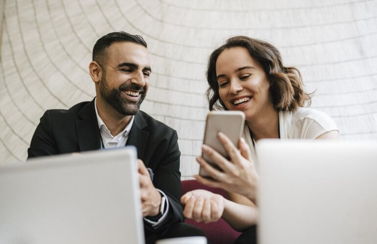 Vrouw en man bekijken de goedkope prijzen voor telecom op Independer.be