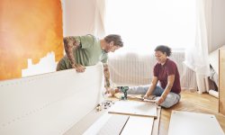 Man en vrouw renoveren in hun huurhuis.