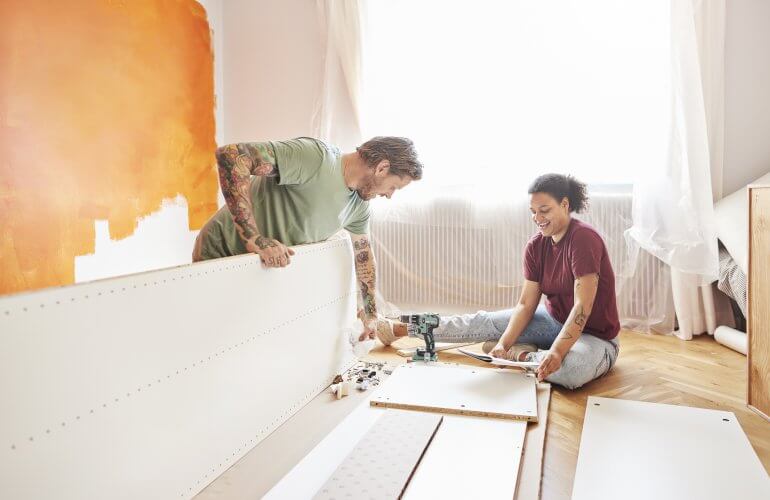 Man en vrouw renoveren in hun huurhuis.