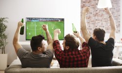 Mannen kijken sport op tv