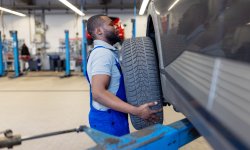 Garagist vervangt de winterbanden door zomerbanden.