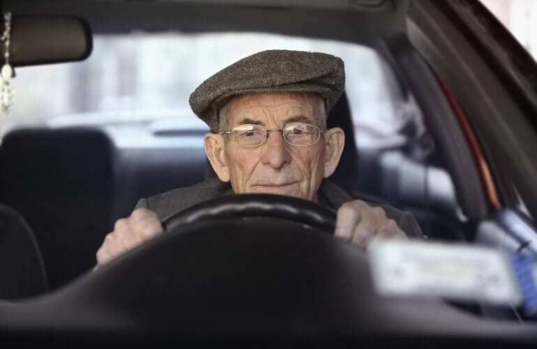 Oude man moet verplicht van zijn rijbewijs met bril rond rijden