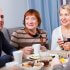 familie haalt herinneringen op tijdens koffietafel van overleden echtgenoot