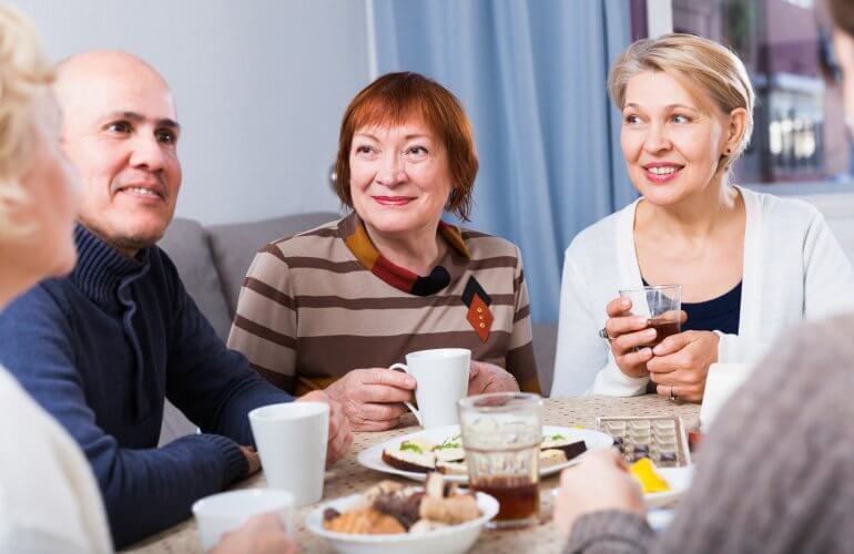 familie haalt herinneringen op tijdens koffietafel van overleden echtgenoot