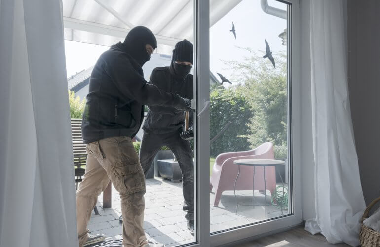 Twee mannen proberen in te breken in huis